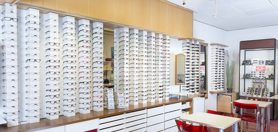 Mur de montures de lunettes de vue présentées dans le magasin Yerly à Martigny