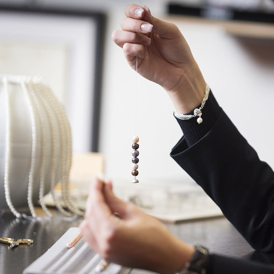 Collier de perles tenu à la main, création sur mesure chez Yerly à Martigny