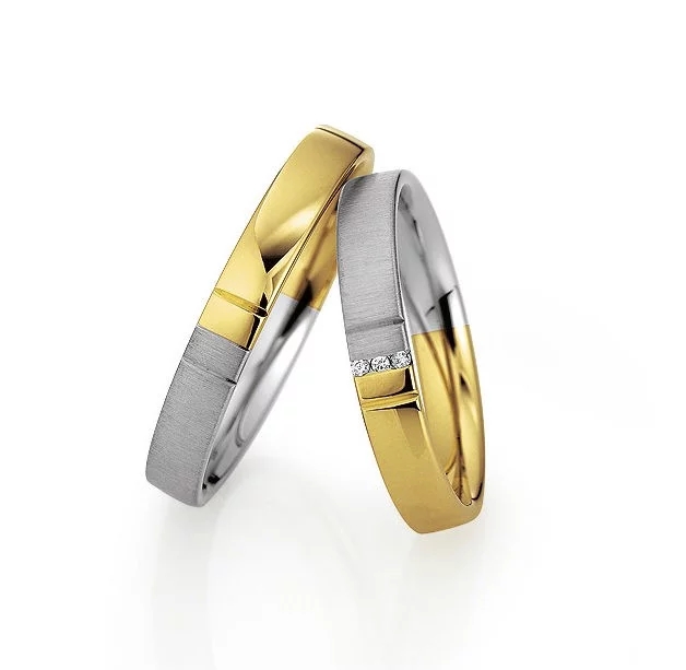 Deux alliances en or jaune et or blanc, l’une sertie de petits diamants